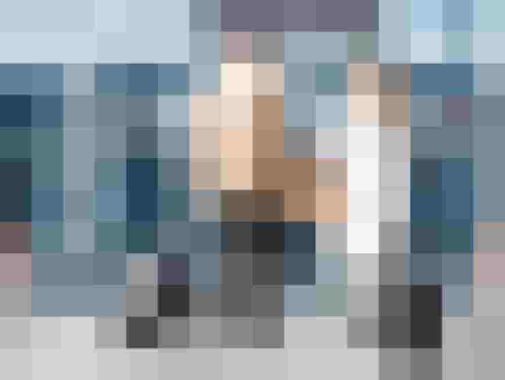 Paar mit Koffern am Flughafen für Flughafentransfer und Taxi Service