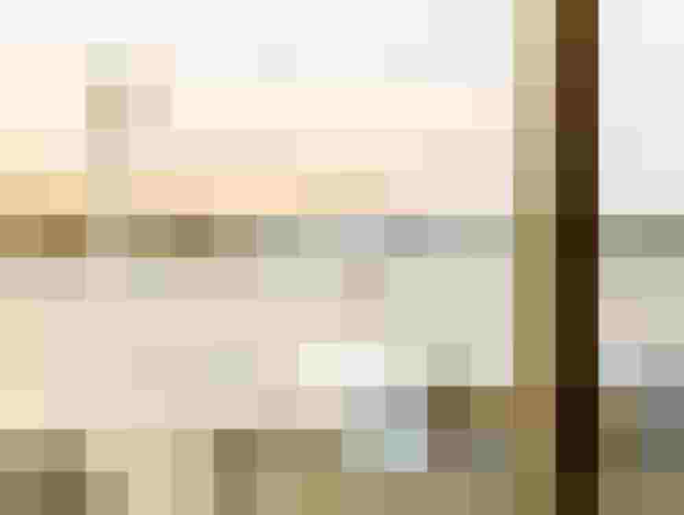 Flughafen mit Flugzeug am Gate bei Sonnenaufgang, Flughafentransfer Taxi Service